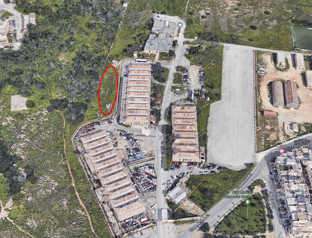 L-iscrapyard tal-Pulizija u ż-żona fejn jidher il-ħaxix maħruq