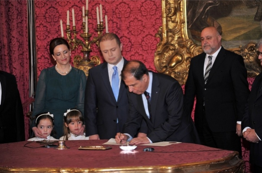 Joseph Muscat jieħu l-ġurament ta’ PM fl-2013 wara rebħa storika ta’ 36,000 vot