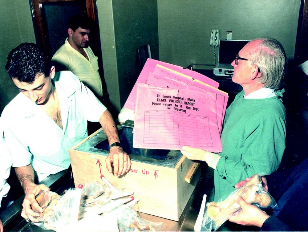 Dr Kenneth A. Brown fil-Laboratorju tal-Università ta’ Adelaide fl-Awstralja flimkien ma’ John C. Ellul (xellug) u Anthony Abela Medici 