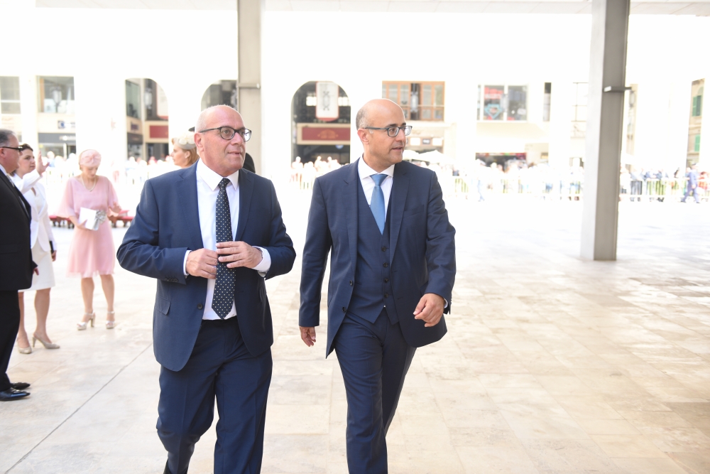 Frederick Azzopardi (xellug) dieħel fil-Parlament ma' Jason azzopardi (lemin) | Ritratt James Bianchi