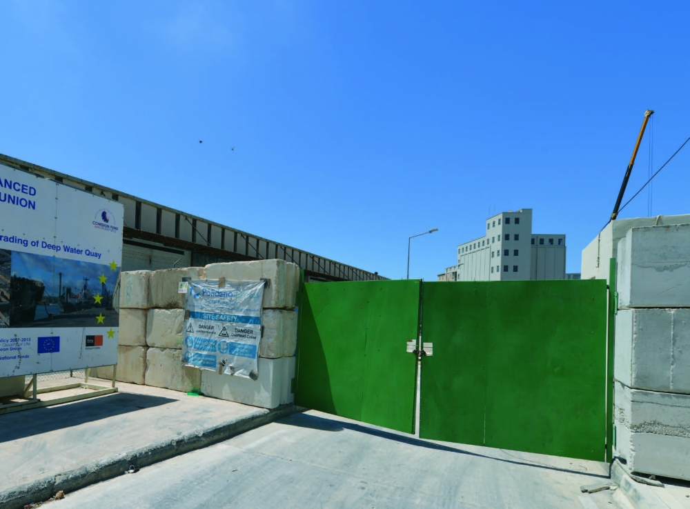 L-entratura magħluqa tal-parkeġġ