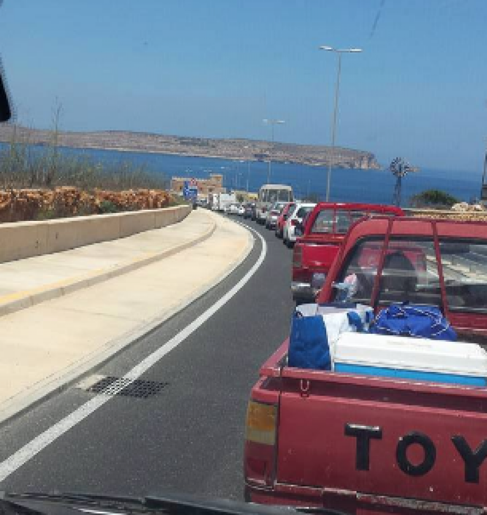 Serbut twil ta' karozzi jistenna biex jitla fuq il-vapur wara li l-MV Malita kellu xi ħsarat