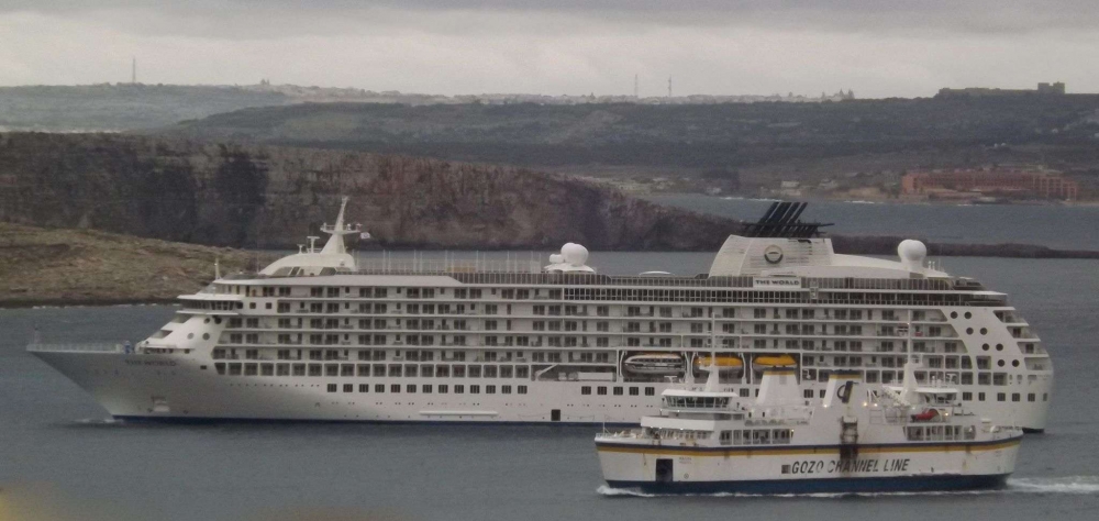 wiehed mill-cruise liners li sorġa barra l-port tal-Imġarr f'Għawdex din is-sena: ritratt John Busuttil