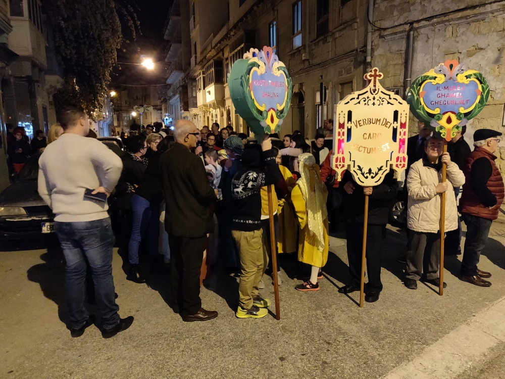 Il-fanali mal-purċissjoni tal-lejla