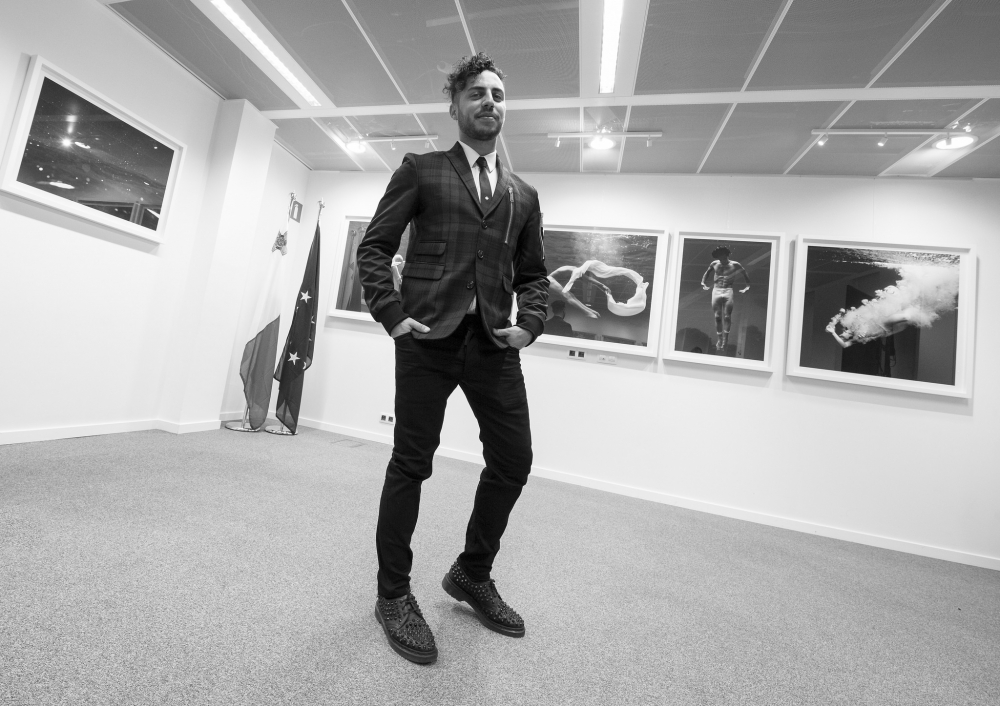 Kris Micallef l-artist b’wirja mill-aqwa ‘Underwater Love’ fil-Bozar fi Brussell