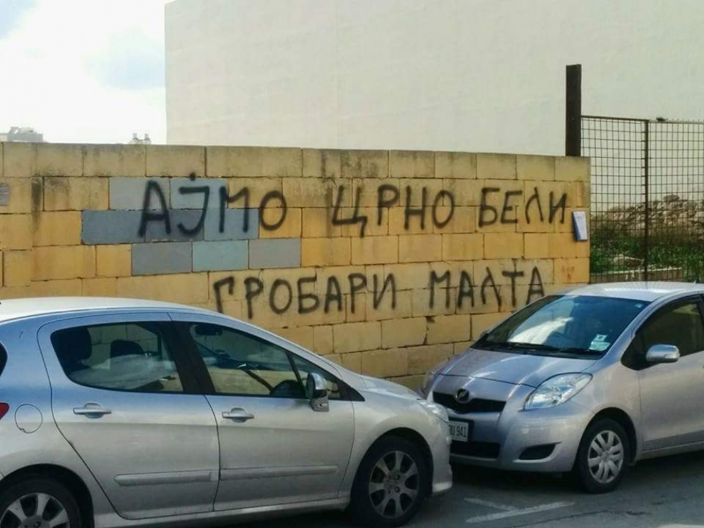 Il-Ministru CarmeloAbela qal li l-Pulizija qed tinvestiga min seta' għamel dawn il-graffiti