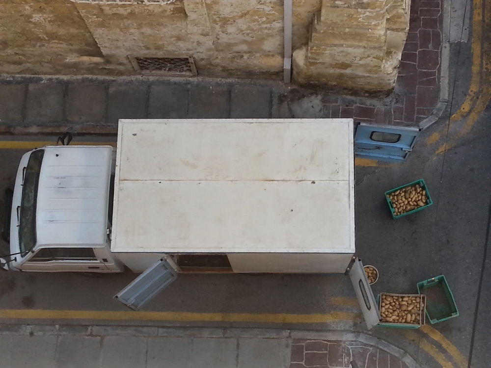 Vann tal-ħaxix jimblokka l-aċċess fit-triq