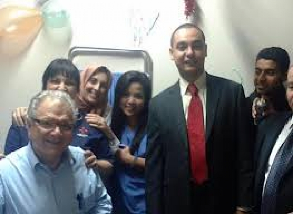 Pierre Baldacchino (fin-nofs), flimkien ma' Josie Muscat, is-sid tal-Isptar St. James