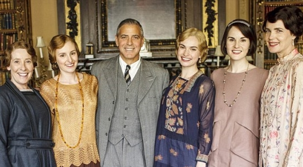 Uħud mill-atturi tas-sensiela flimkien ma' George Clooney li deher bħala cameo