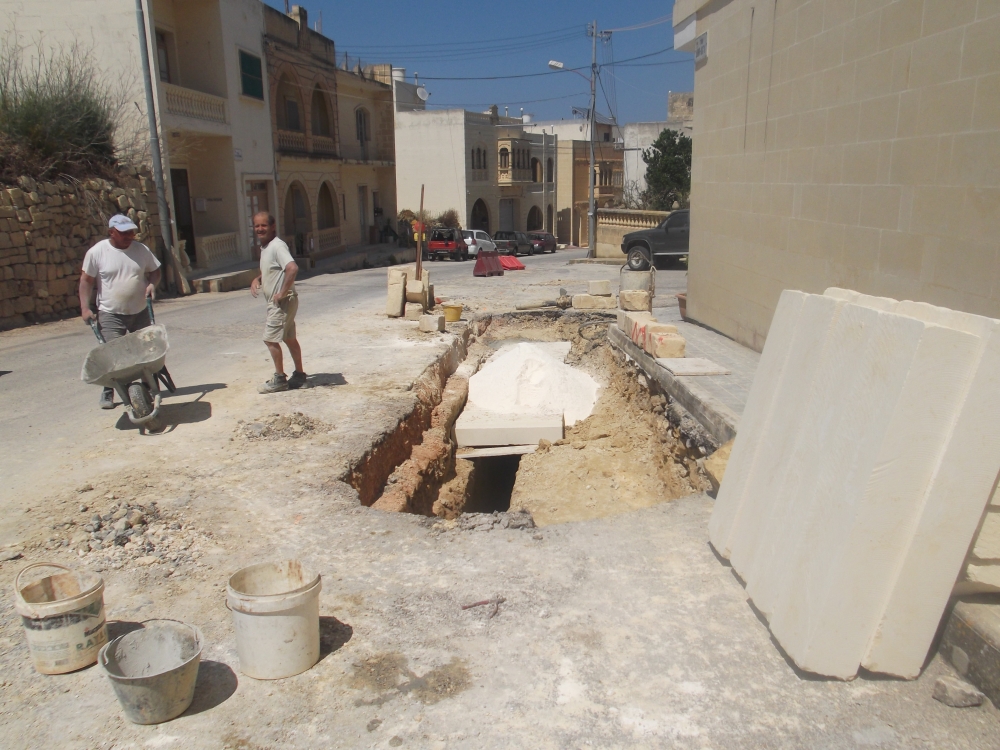 Il-ħofra tħalliet hemm għal dawn l-aħħar disa' xhur