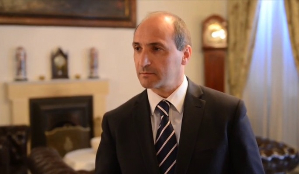 Is-Segretarju Parlamentari għas-Saħħa Chris Fearne