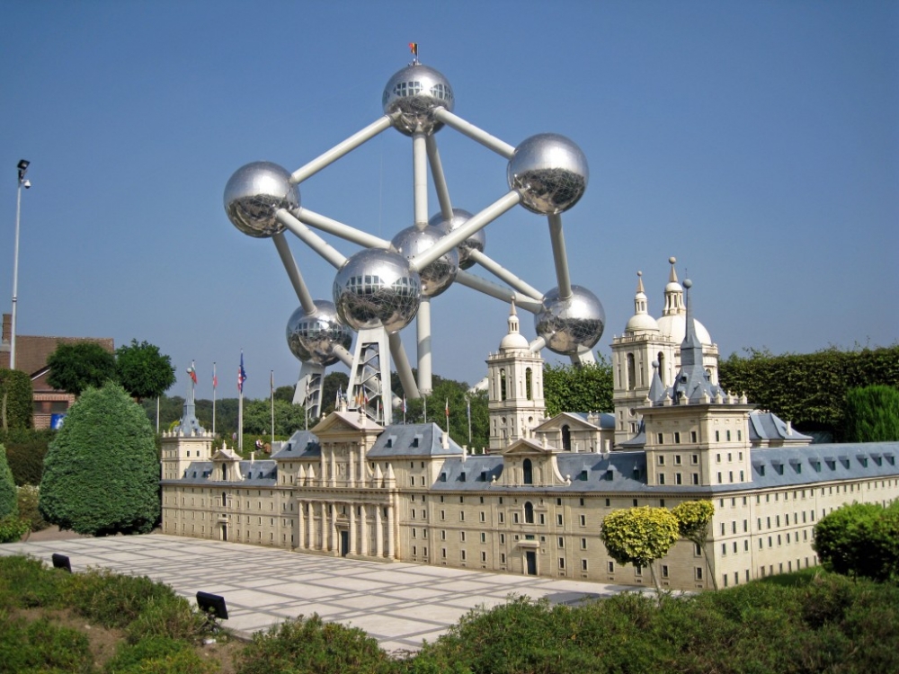 Il-Mini Europe fl-isfond tal-Atomium