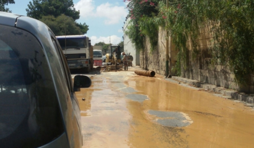 Triq bejn il-Mosta u Ħal Lija tisfrunda minħabba kanna tal-ilma mifqugħa