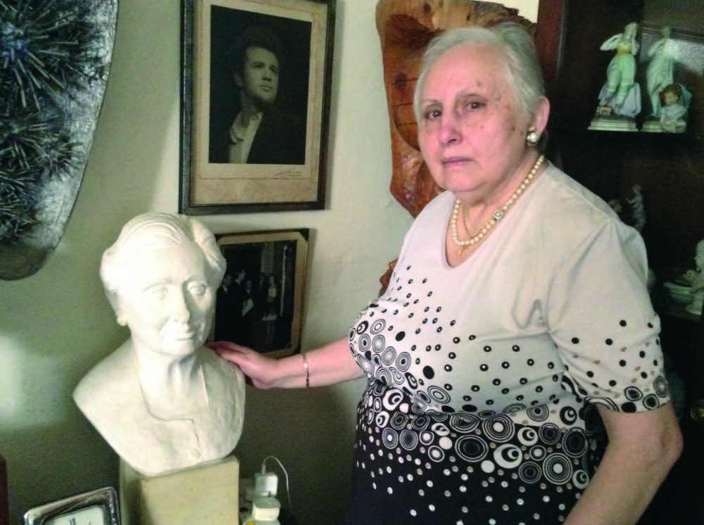Marie Louise Agius mal-bust tagħha stess li għamlilha żewġha, Toni