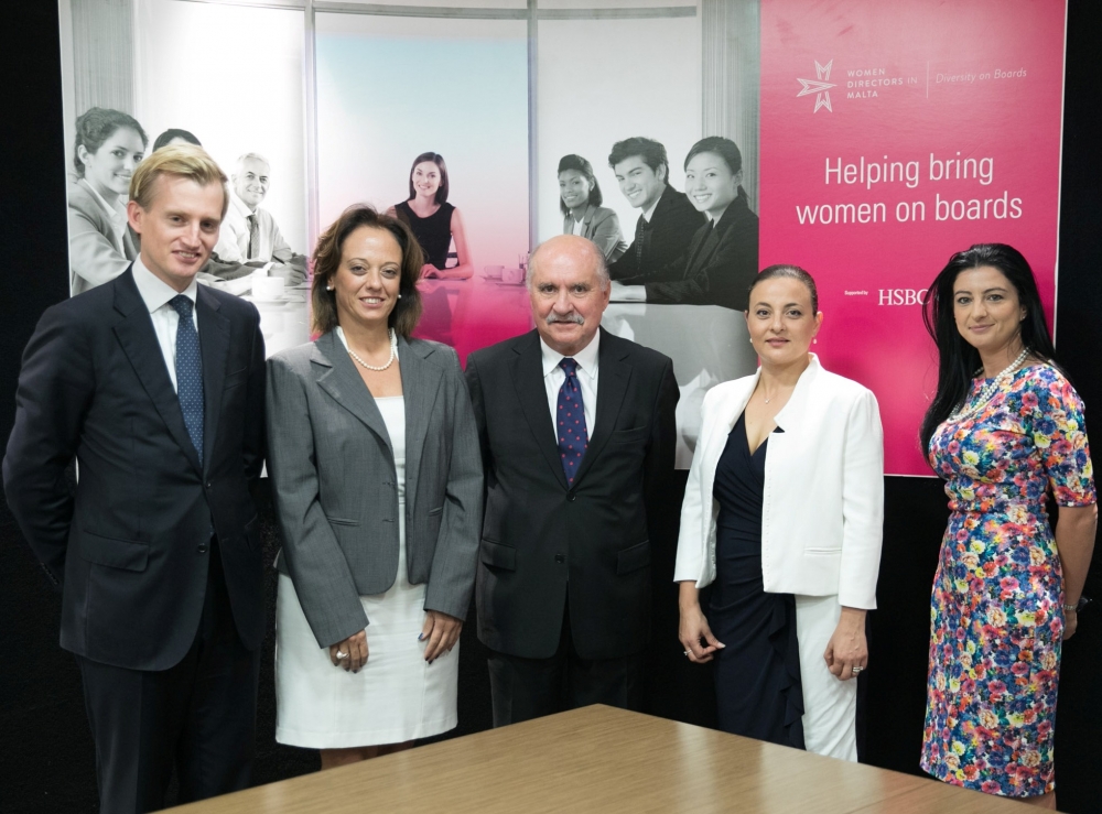 Il-Kap Eżekuttiv ta’ HSBC Andrew Beane, il-President ta’ Women Directors Malta Michelle Gialanze, iċ-Chairman ta’ HSBC Malta Sonny Portelli, membru tal-kumitat WDM Maria Cassar u l-HR Project Maniġer ta’ HSBC Malta Loredana Mallia waqt l-iffirmar tal-ftehim 