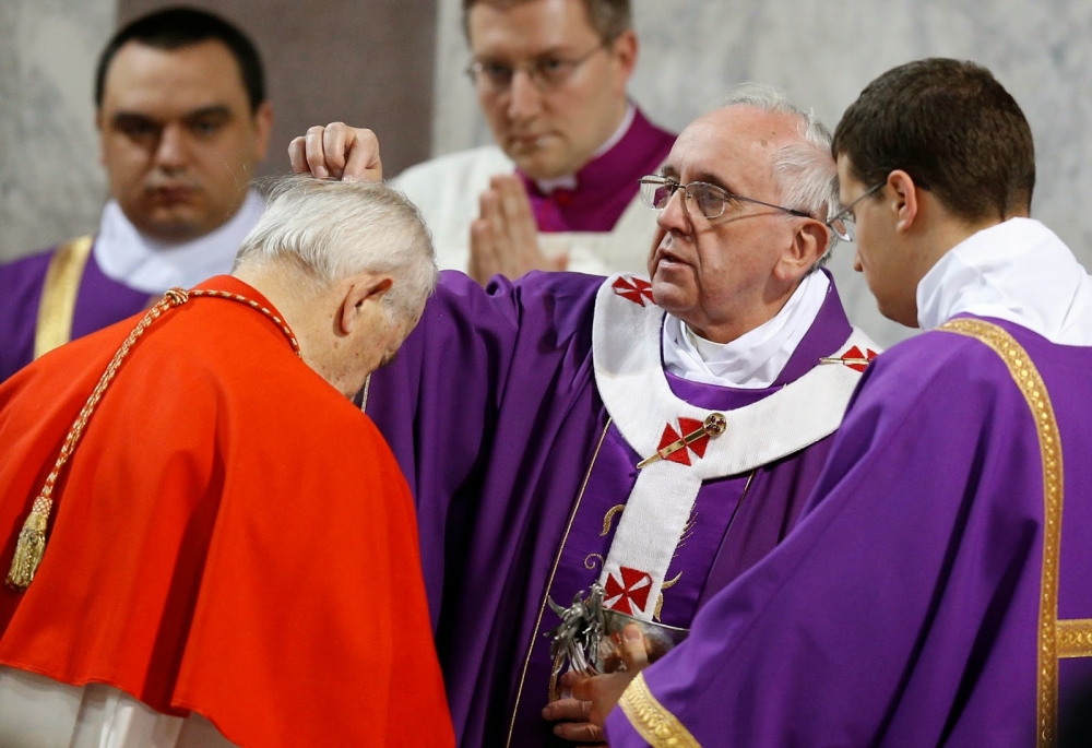 Il-Papa Franġisku jitfa’ l-irmied fuq ġbin wieħed mill-Kardinali nhar l-Erbgħa tal-Irmied