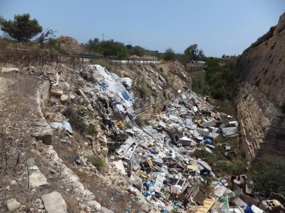 In-naħa t’isfel tal-foss f’Ħaz-Żabbar mibdula f’miżbla