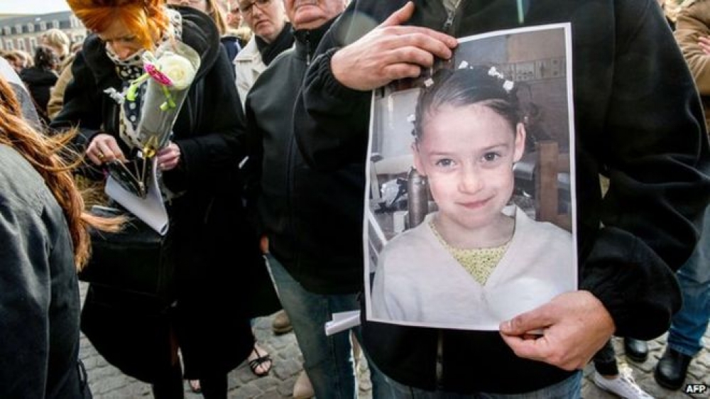 F'Calais mijiet niżlu fit-toroq b'ritratti ta' Chloe u b'bukketti ta' fjuri 