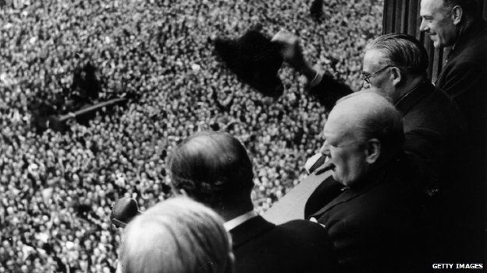 Winston Churchill iddikjara r-rebħa fit-3pm minn Whitehall 