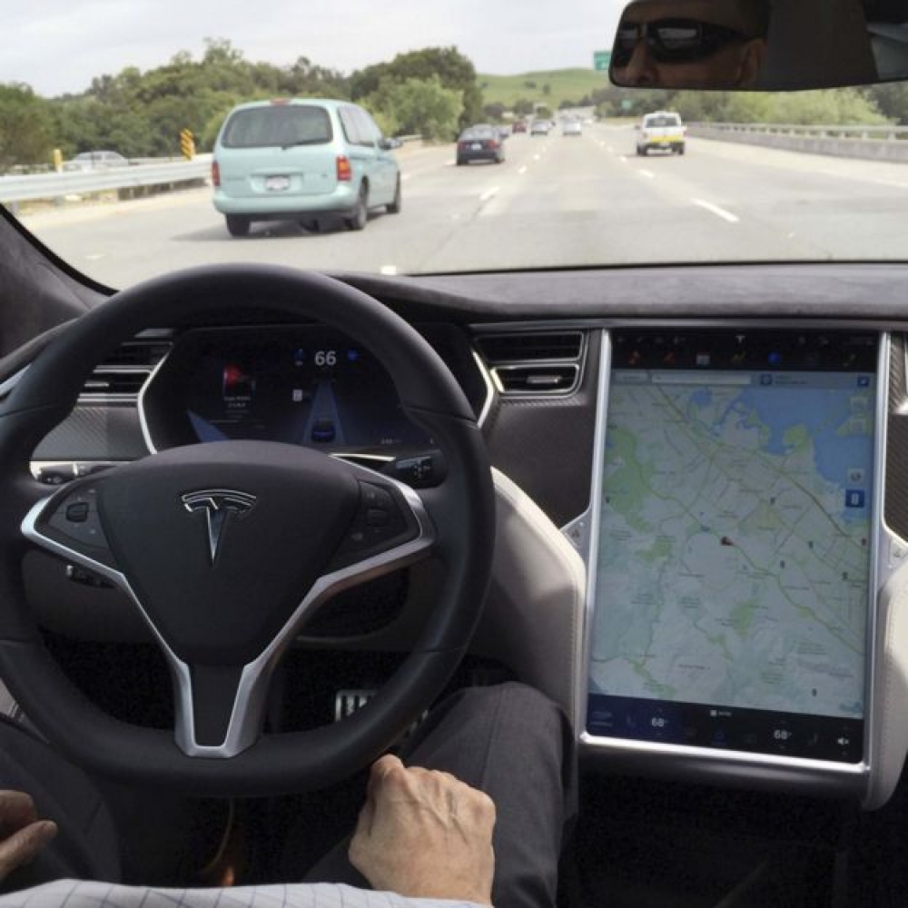Il-Karozza 'Tesla Model S' mgħammra b-sistema ta' sewqan awtomatiku