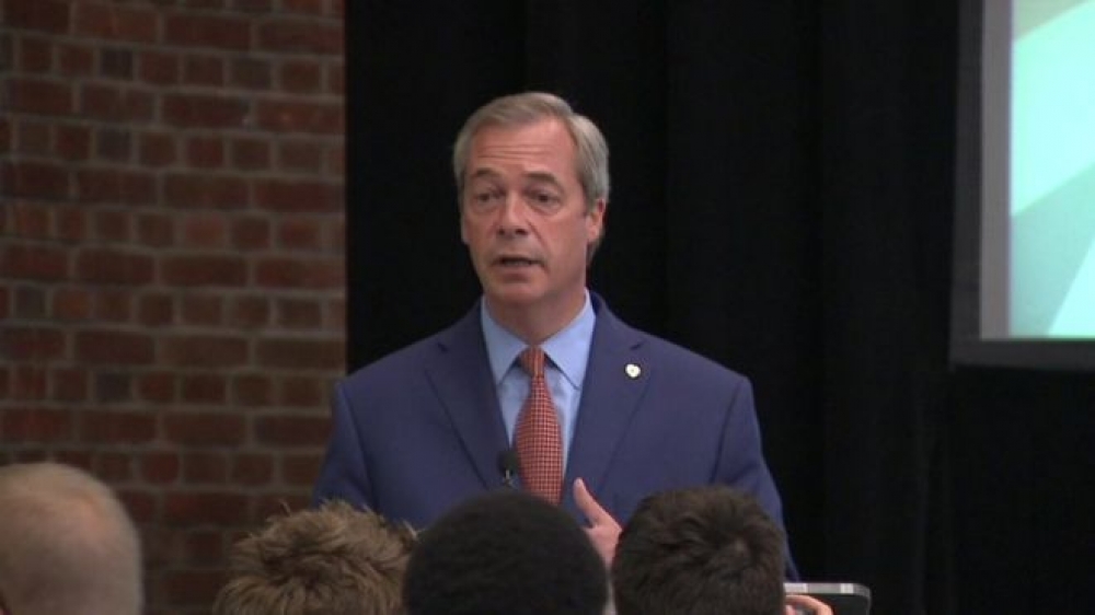 Nigel Farage jirriżenja minn mexxej tal-UKIP