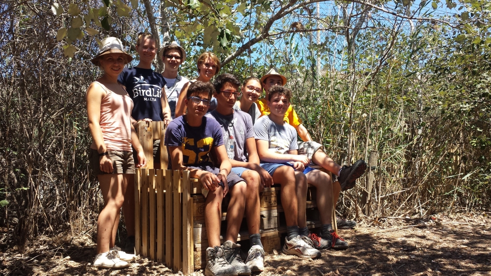 L-Iscouts ta’ Ħad-Dingli u l-YMCA tal-Ungerija jagħmlu xogħol fir-riserva bħala parti mill-proġett Action for Nature