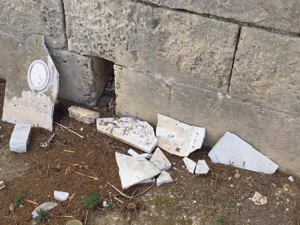 Xeni ta' abbandun u diżrispett fiċ-ċimiterju tal-Addolorata