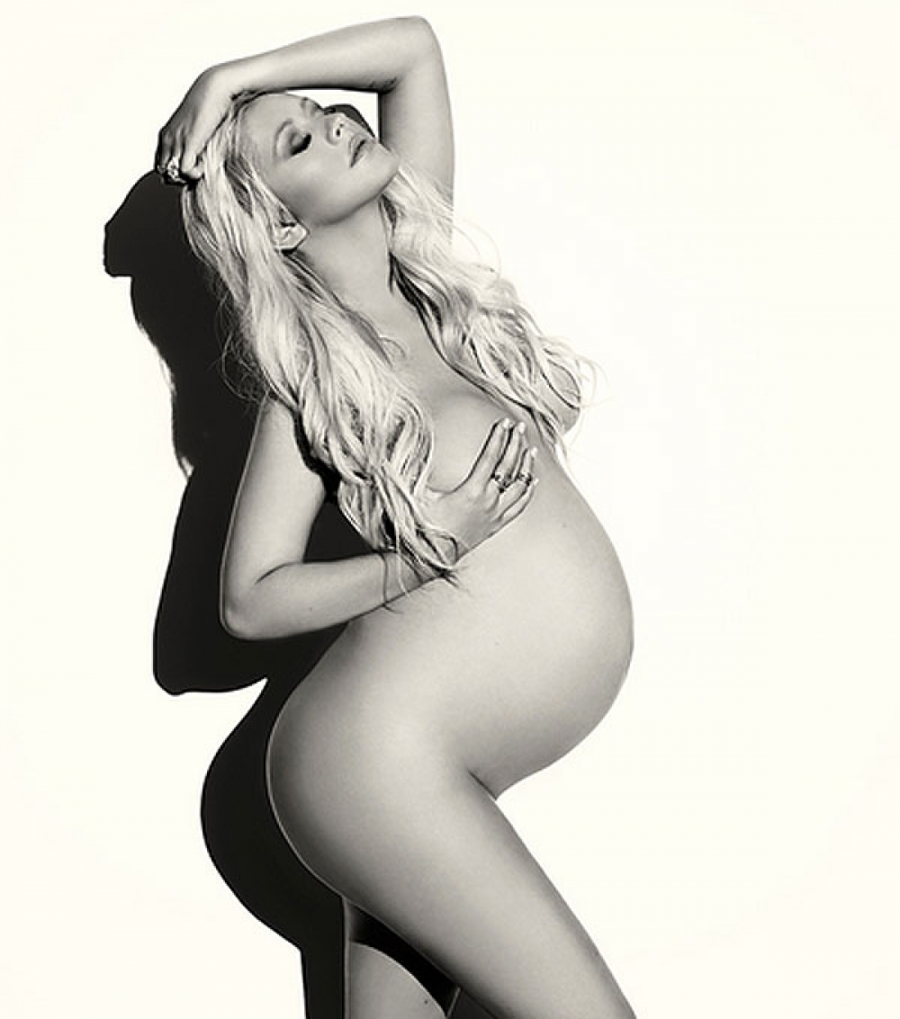Christina Aguilera f'wieħed mir-ritratti bla ħwejjeġ