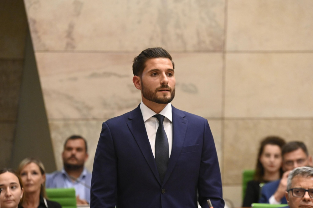 Bil-Filmat l Alex Borg jitlob lil Robert Abela jirtira ż-żieda ta’ €1,700 lill-Ministri u s-Segretarji Parlamentari