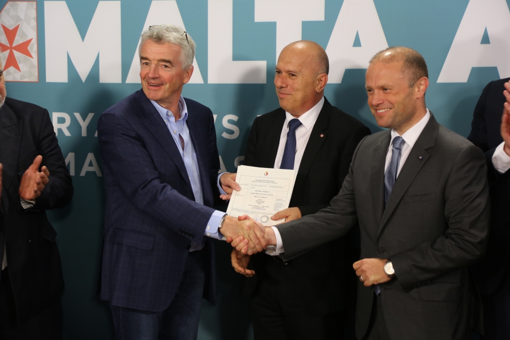 Il-Kaptan Charles Pace u l-Prim Ministru Joseph Muscat jgħaddu l-Air Operator Certificate lill-Kap Eżekuttiv ta’ Ryan Air Michael O’Leary