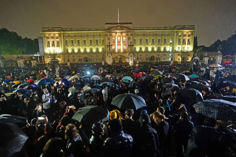 Eluf ta' nies jinżlu quddiem il-Palazz Buckingham ilbieraħ