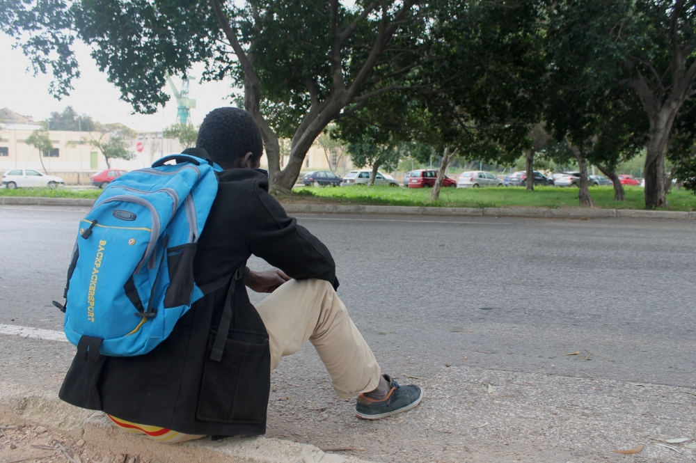  Photo caption: Baba, immigrant mill-Ghana jistenna x-xogħol fil-Marsa