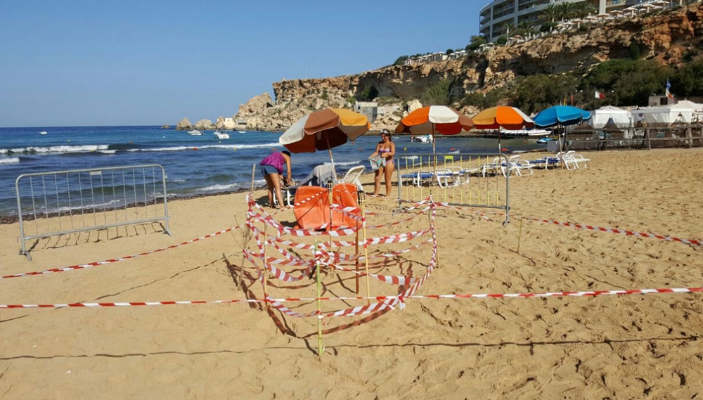 Il-bejta mgħassa mill-Pulizija, sakemm tinstab għajnuna minn volontarji