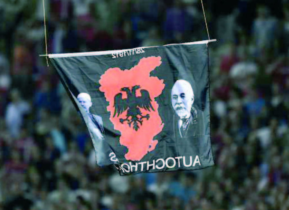 Attwalment il-waħx fl-istadium beda b’mossa pjuttost umoristika: drone beda jittajjar minn xi ħadd misterjuż, jiġbed miegħu bandiera bis-simboli u ritratti ta’ eroj Albaniżi
