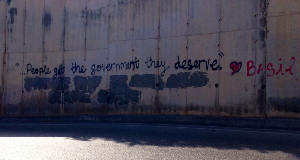 Din hi l-graffita l-oħra li hemm fl-istess triq int u dieħel l-Università