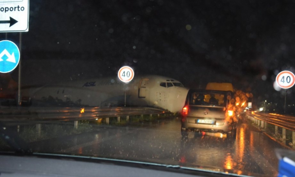 Il-Boeing 737 kraxxjat f'nofs ta' triq