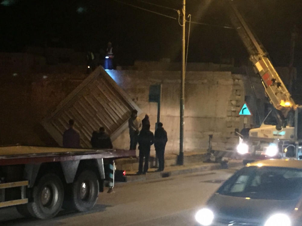 Grupp ta' nies ineħħu l-billboards mtellgħin mill-Occupy Justice