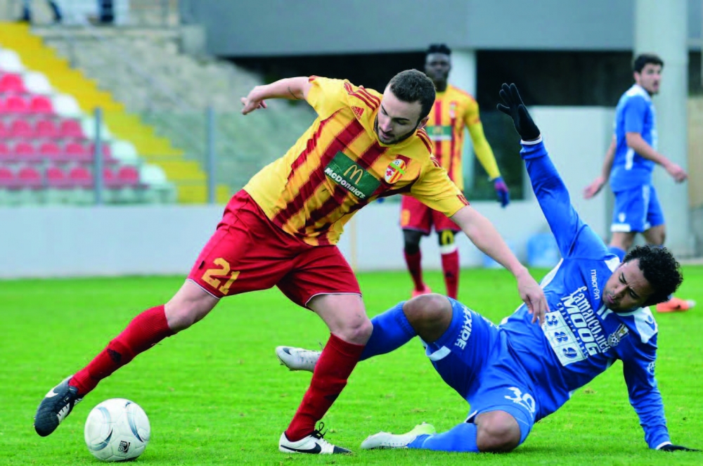 Rafael Rodrigues Da Silva jipprova jisraq il-ballun mingħand Ryan Scicluna