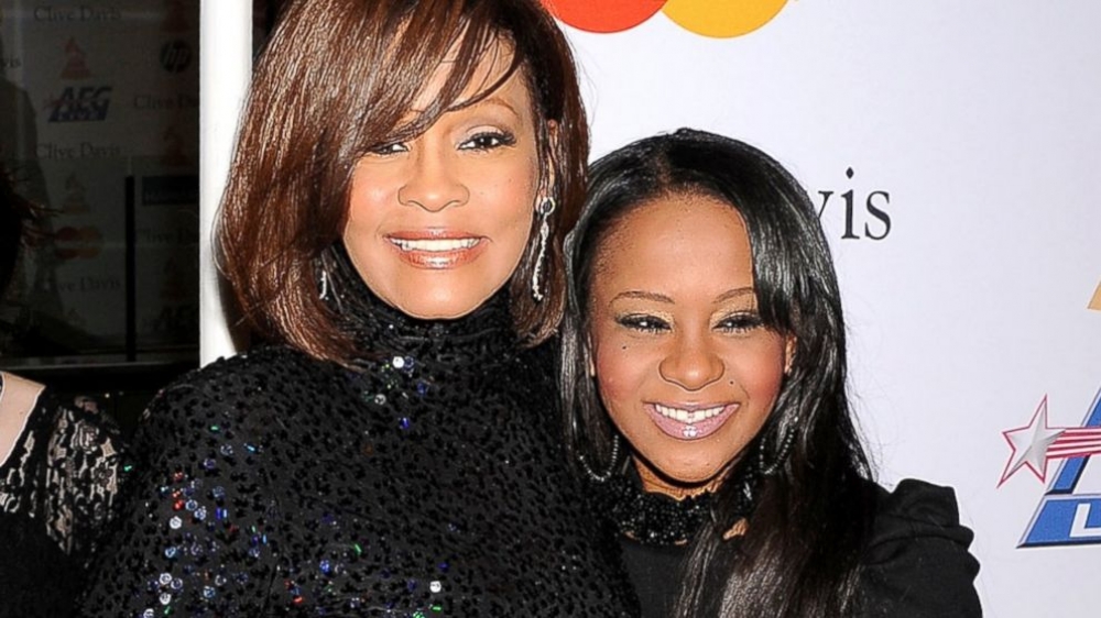 Bobbi Kristina flimkien ma' ommha Whitney Houston 3 snin ilu