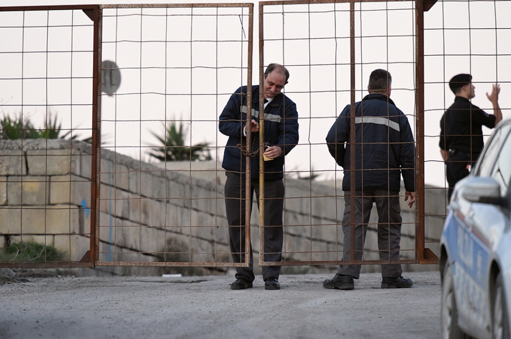 Membri tas-sigurtá tal-Korporazzjoni Enemalta jagħlqu l-aċċess għall-post fejn instabet il-bomba. Ritratt Ray Attard