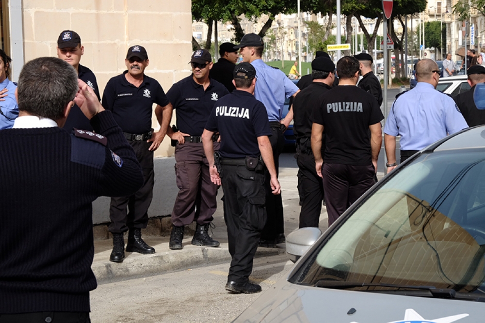 Pulizija tad-Distress u RIU fuq il-post tal-ġlieda.  Ritratt Chris Mangion