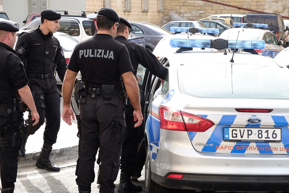 Pulizija tal-RIU jdaħħlu wieħed minn dawk arrestati fil-karozza tas-servizz.  Ritratt Chris Mangion