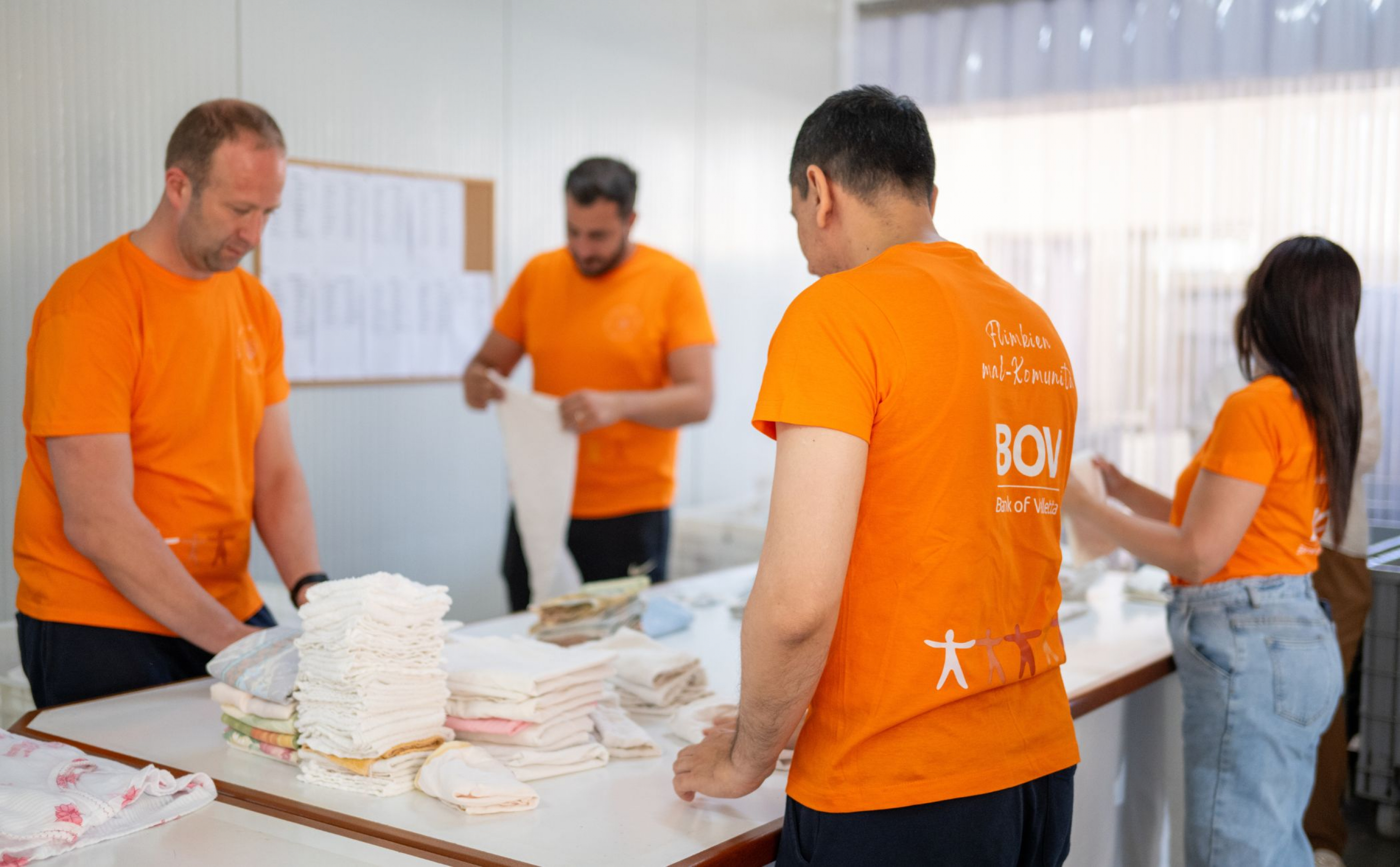 Grupp ta' impjegati tal-BOV jagħmlu xogħol volontarju fid‑Dar tal‑Providenza