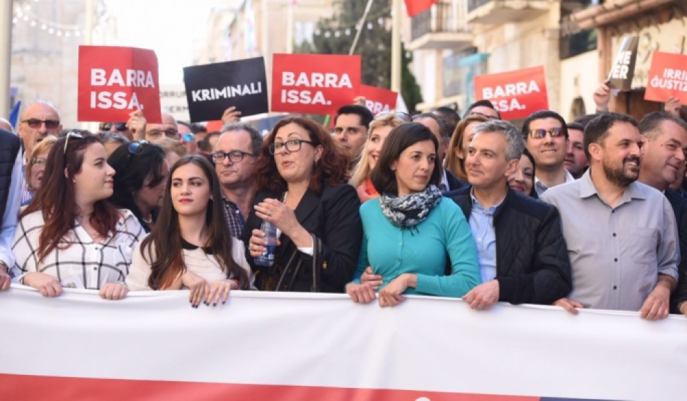 Briguglio fuq il-lemin, Busuttil u l-eks kap tal-PD Marlene Farrugia, warajha Anthony Buttigieg (kandidat tmexxija PD) f'dimostrazzjoni kontra l-korruzzjoni tal-Forza Nazzjonali