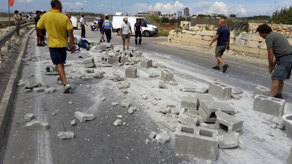 Numru ta' Brikks waqgħu minn fuq trakk u laqtu mutur