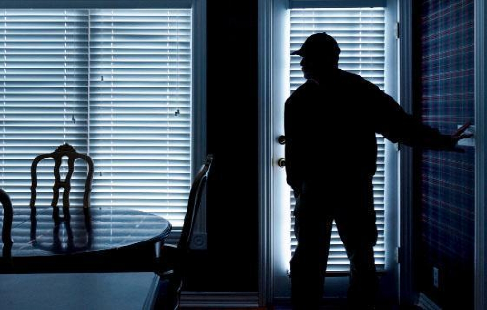 Raġel ikkundannat tliet snin ħabs wara serqa ta’ €13,000 minn dar