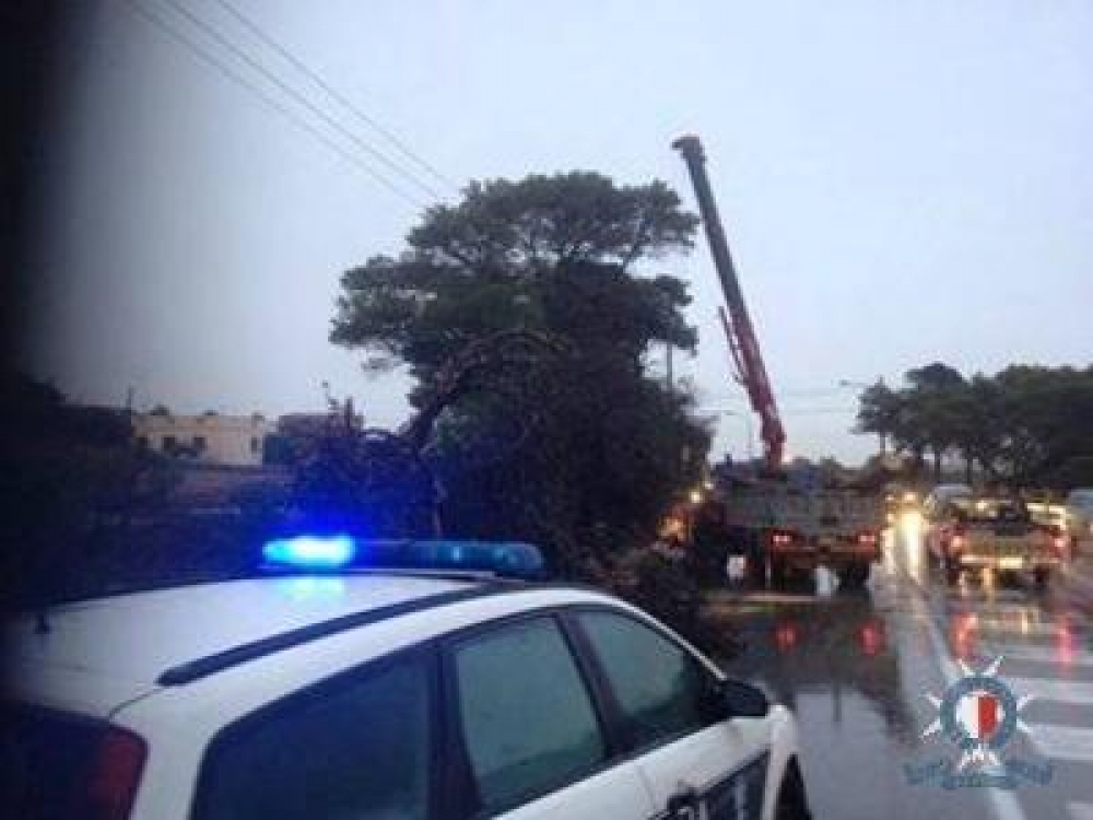 Sigra taqa' f'Burmarrad u żżomm it-traffiku għal siegħat