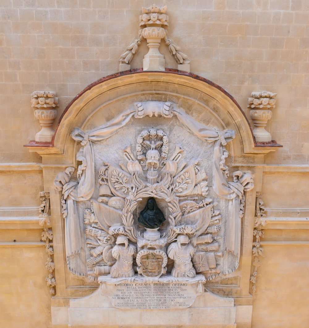 Il-bust tal-Granmastru Carafa lura f’postu fuq il-bieb ewlieni tal-Berġa tal-Italja