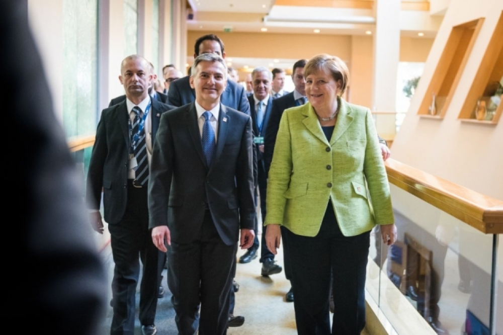 Simon Busuttil flimkien ma' Angela Merkel fi triqtom għall-kungress tal-EPP