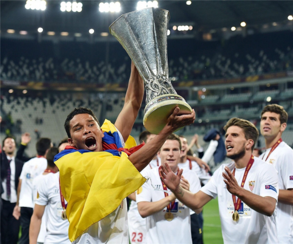 Carlos Bacca jifraħ bit-Tazza tal-UEFA Europa League li Sevilla rebħu f’Mejju li għadda, wara li huwa kien il-protagonista assolut, hekk kif skorja doppjetta personali fir-rebħa ta’ 3-2 fil-finali kontra t-team Ukren, Dnipro